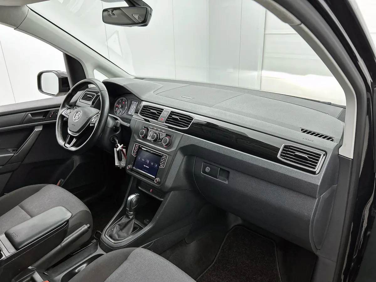 2.0 TDI L1H1 C-Edition 102PK | Automaat | Airco | Multifunctioneel stuurwiel | DAB+ | Navigatie | Parkeersensoren achter | Voorruitverwarming | Achterruitverwarming | Parkeersensoren achter 