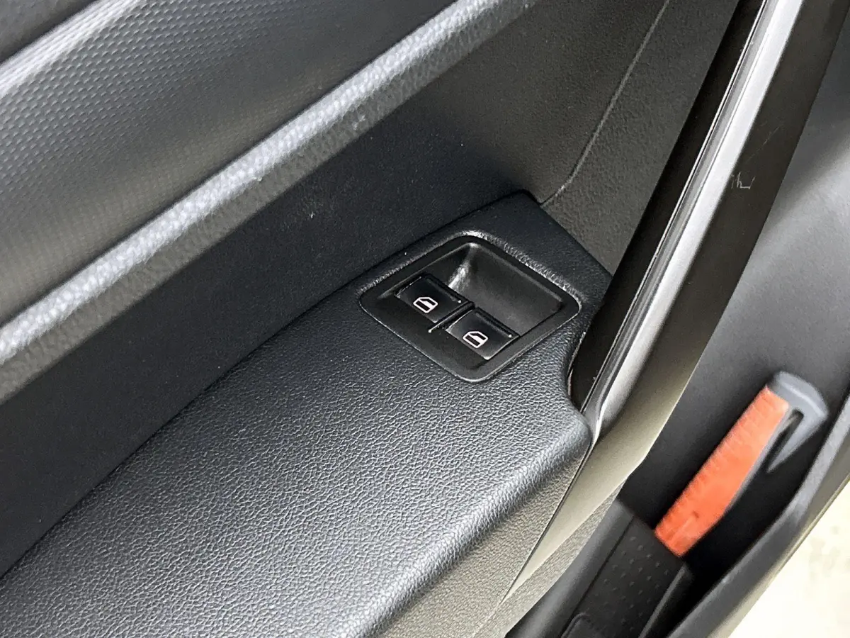 2.0 TDI L1H1 C-Edition 102PK | Automaat | Airco | Multifunctioneel stuurwiel | DAB+ | Navigatie | Parkeersensoren achter | Voorruitverwarming | Achterruitverwarming | Parkeersensoren achter 