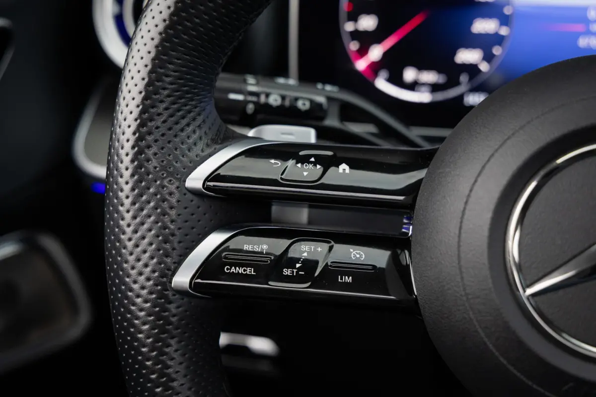300 e AMG Line | Burmester 3D | Head Up Display | Origineel Nederlands! | Pano-dak | 360 Camera | Memory stoelen | Leder | Adapt. Cruise | Laser LED | 4-season banden |