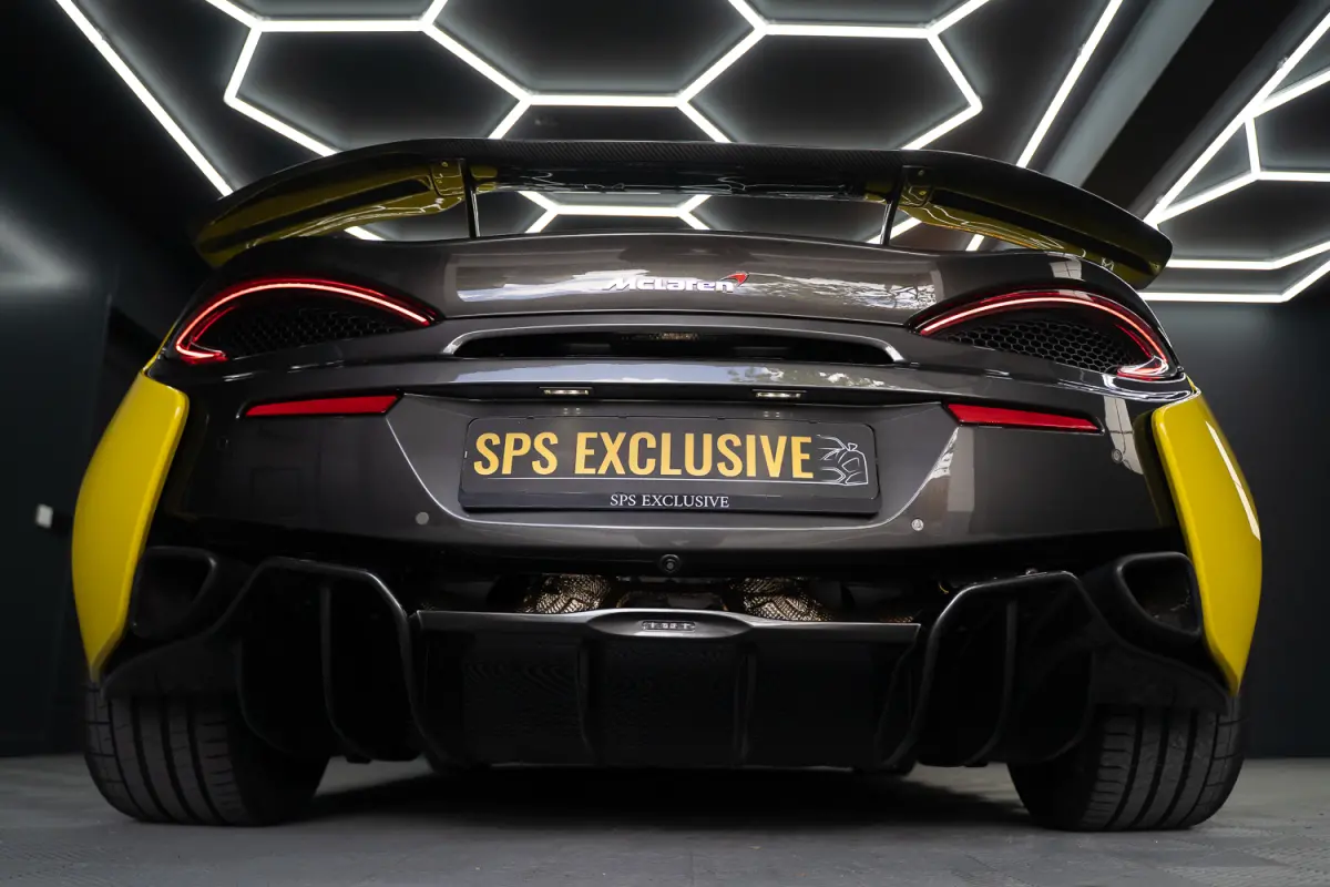 / Louwman O.H. / Lift / Keramisch / Novitec / Elite paint / Memory / Bowers & Wilkins / Soft close / Camera / LoJack Launch Edition Spider