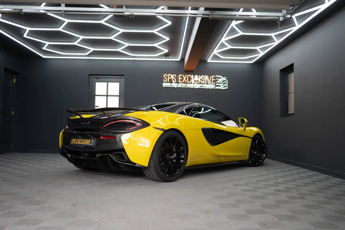 / Louwman O.H. / Lift / Keramisch / Novitec / Elite paint / Memory / Bowers & Wilkins / Soft close / Camera / LoJack Launch Edition Spider