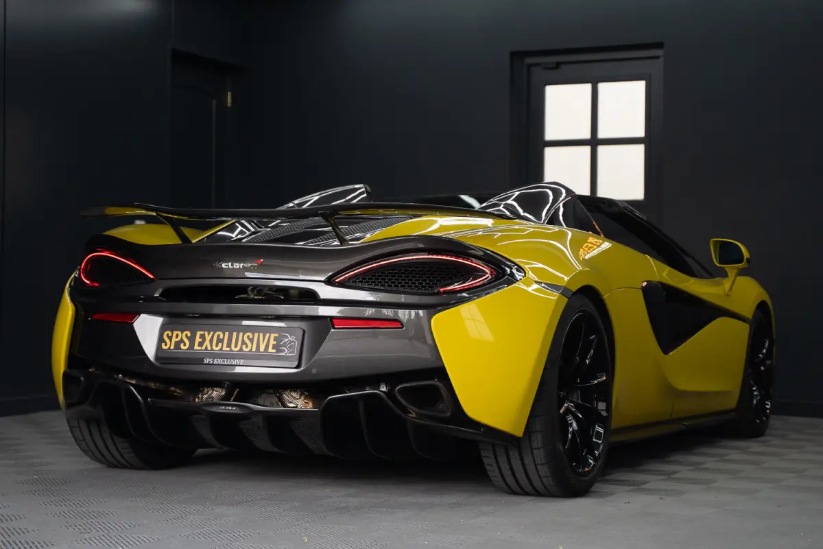 / Louwman O.H. / Lift / Keramisch / Novitec / Elite paint / Memory / Bowers & Wilkins / Soft close / Camera / LoJack Launch Edition Spider