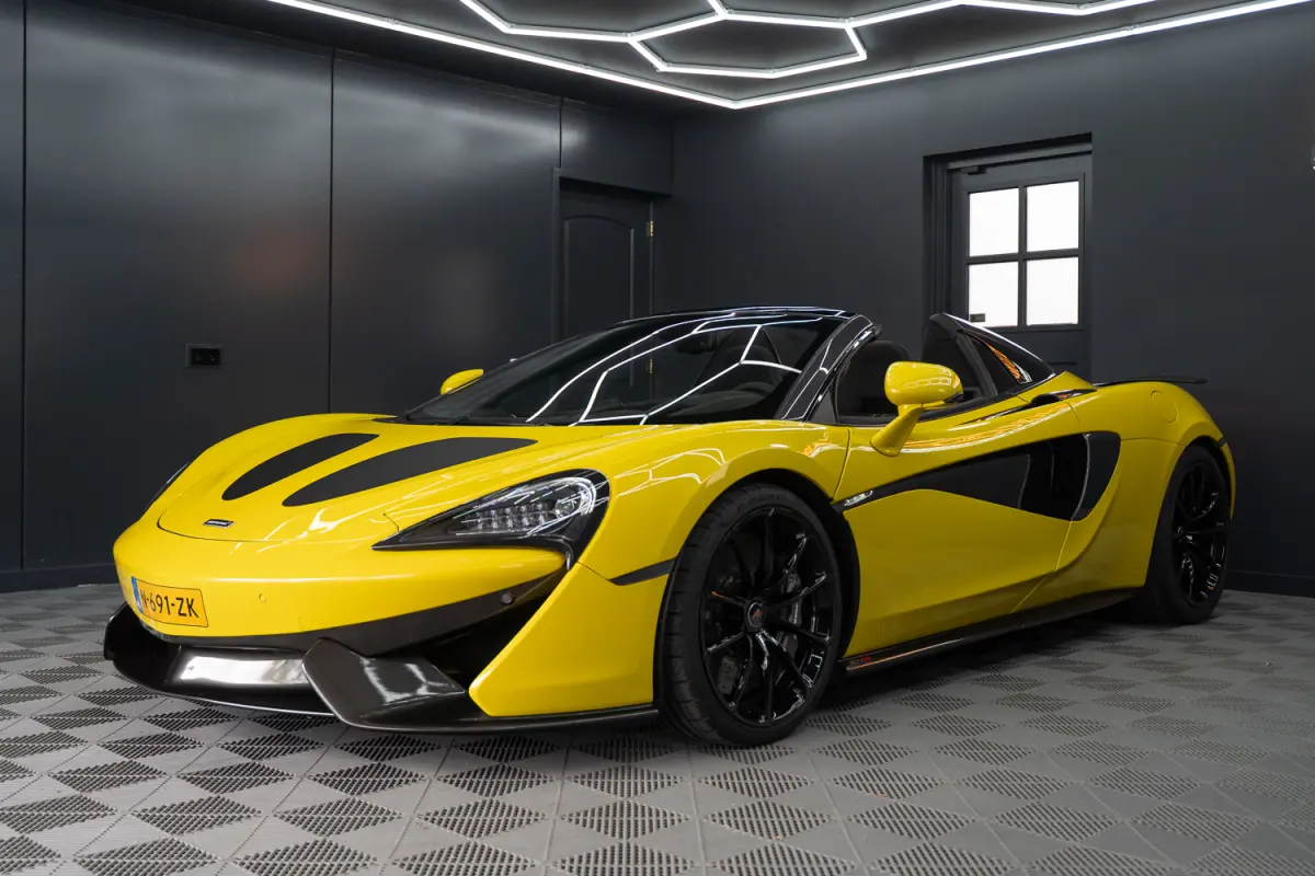 / Louwman O.H. / Lift / Keramisch / Novitec / Elite paint / Memory / Bowers & Wilkins / Soft close / Camera / LoJack Launch Edition Spider