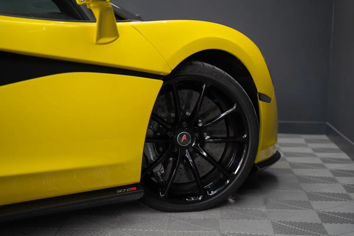 / Louwman O.H. / Lift / Keramisch / Novitec / Elite paint / Memory / Bowers & Wilkins / Soft close / Camera / LoJack Launch Edition Spider