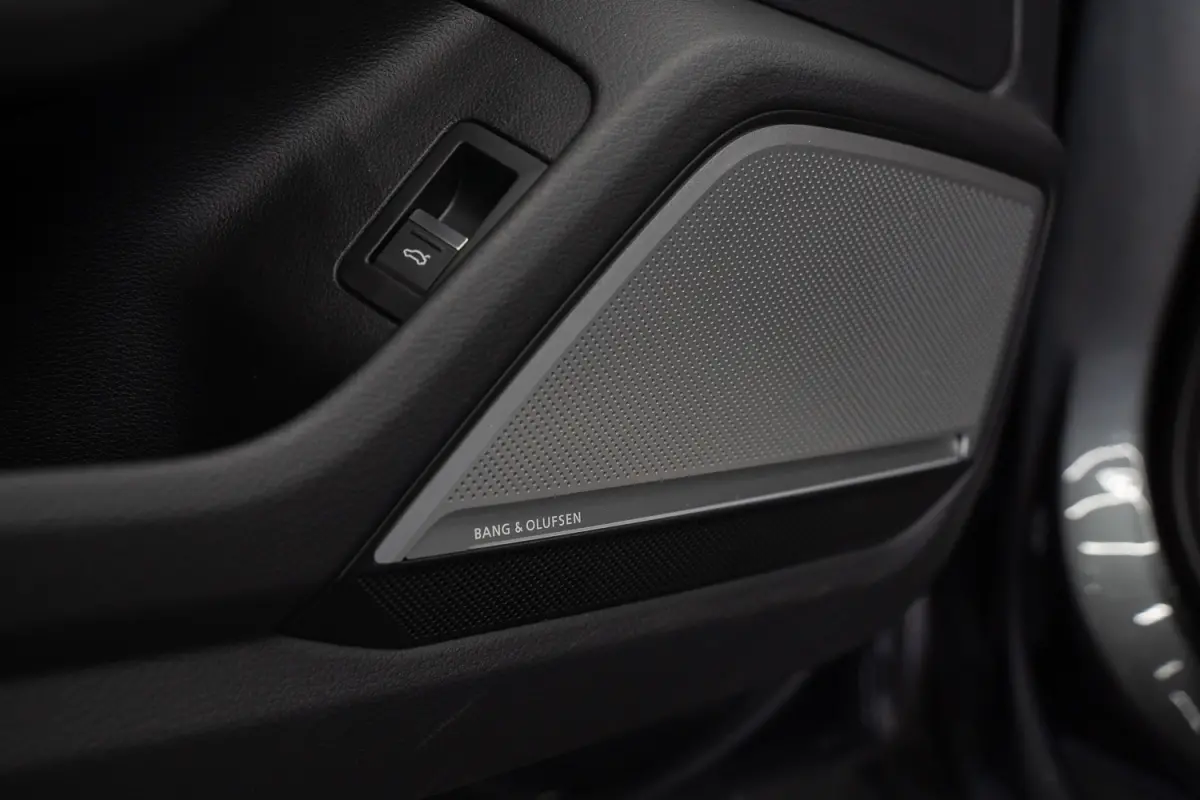 RS 6 TFSI quattro / B&O 3d./ Milltek / Keramisch / Pano / Carbon / Softcl. / 360 cam / Alarm kl5 - Full option