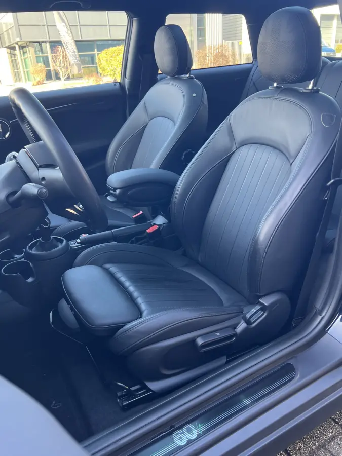 Mini 1.5 60 Years Edition VOL! | AUTOMAAT | HEAD-UP DISPLAY | LEDER | SCHUIF/KANTELDAK | CARPLAY/ANDROID | HARMAN/KARDON | NAVI | ADAPTIVE CRUISE CONTROL | PDC V+A | CLIMATE CONTROL | LMV 17