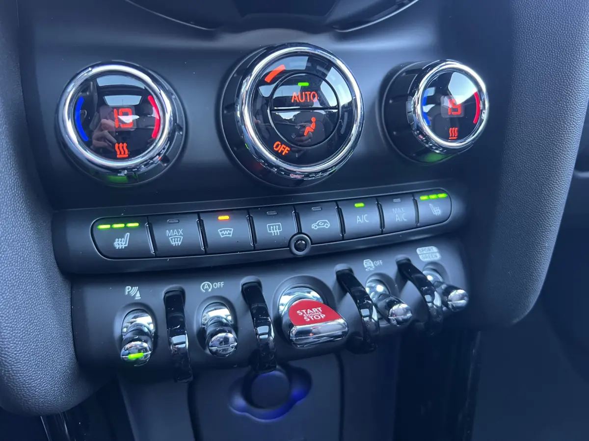 Mini 1.5 60 Years Edition VOL! | AUTOMAAT | HEAD-UP DISPLAY | LEDER | SCHUIF/KANTELDAK | CARPLAY/ANDROID | HARMAN/KARDON | NAVI | ADAPTIVE CRUISE CONTROL | PDC V+A | CLIMATE CONTROL | LMV 17
