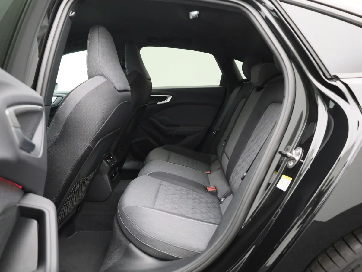 Limousine 2.0 quattro S edition | Adaptieve cruise controle | Stoelverwarming | Camera | Getint glas | Zwart optiek |