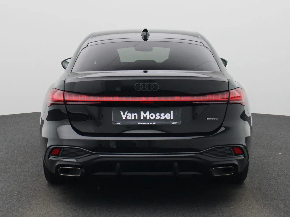 Limousine 2.0 quattro S edition | Adaptieve cruise controle | Stoelverwarming | Camera | Getint glas | Zwart optiek |