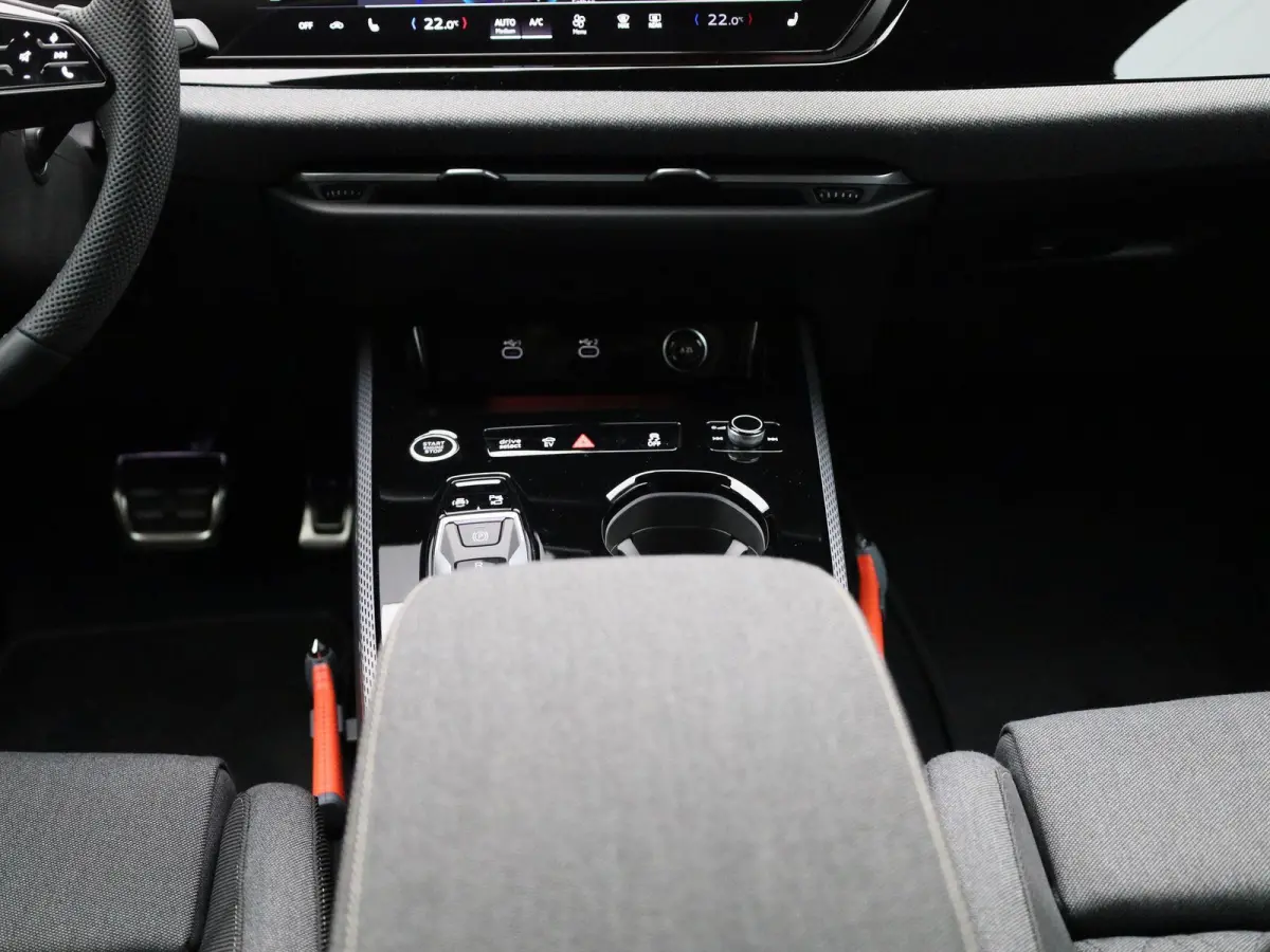 Limousine 2.0 quattro S edition | Adaptieve cruise controle | Stoelverwarming | Camera | Getint glas | Zwart optiek |