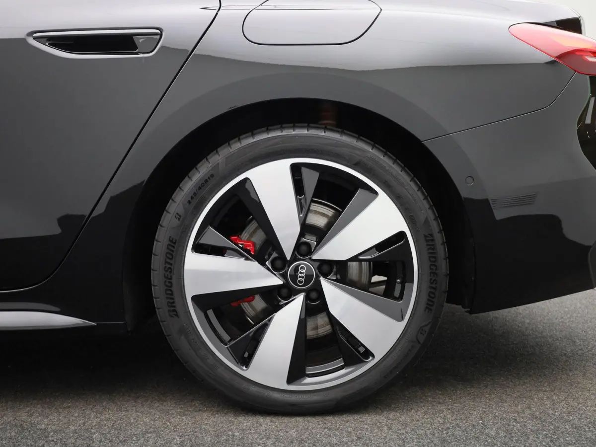 Limousine 2.0 quattro S edition | Adaptieve cruise controle | Stoelverwarming | Camera | Getint glas | Zwart optiek |
