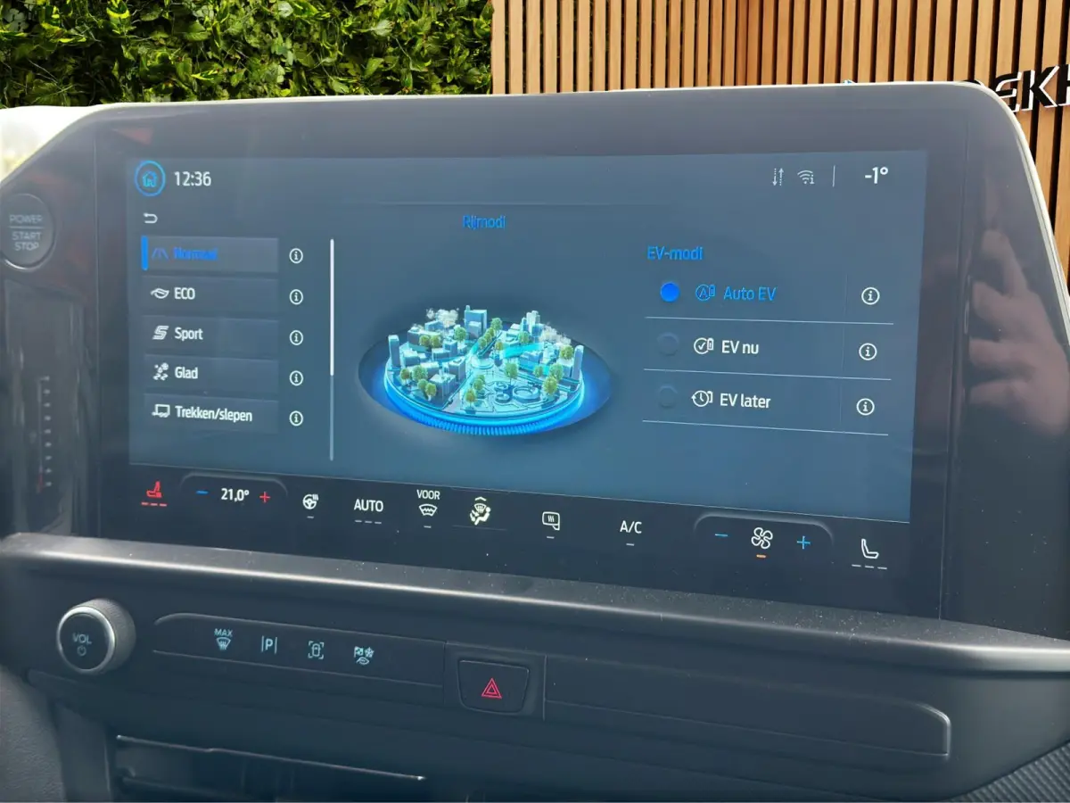 320 2.5 Plug in Hybrid L2H1 Limited | 19'inch LM | Trekhaak inklapbaar | Achteruitrijcamera | Achteruitrijcamera | Airco (automatisch) | Apple Carplay/Android Auto|telefoonintegratie premium