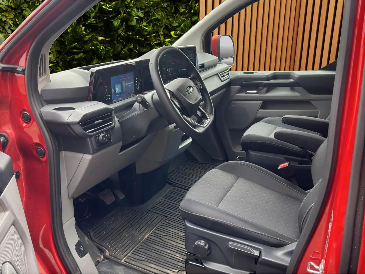 320 2.5 Plug in Hybrid L2H1 Limited | 19'inch LM | Trekhaak inklapbaar | Achteruitrijcamera | Achteruitrijcamera | Airco (automatisch) | Apple Carplay/Android Auto|telefoonintegratie premium