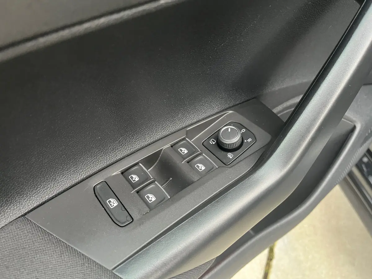 1.0 TSI 95PK R-Line Business | Adaptive Cruise | Draadloze Apple CarPlay | IQ Light | Stoelverwarming |