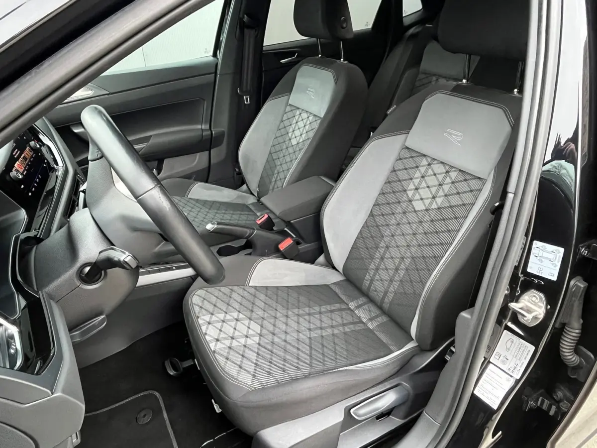 1.0 TSI 95PK R-Line Business | Adaptive Cruise | Draadloze Apple CarPlay | IQ Light | Stoelverwarming |
