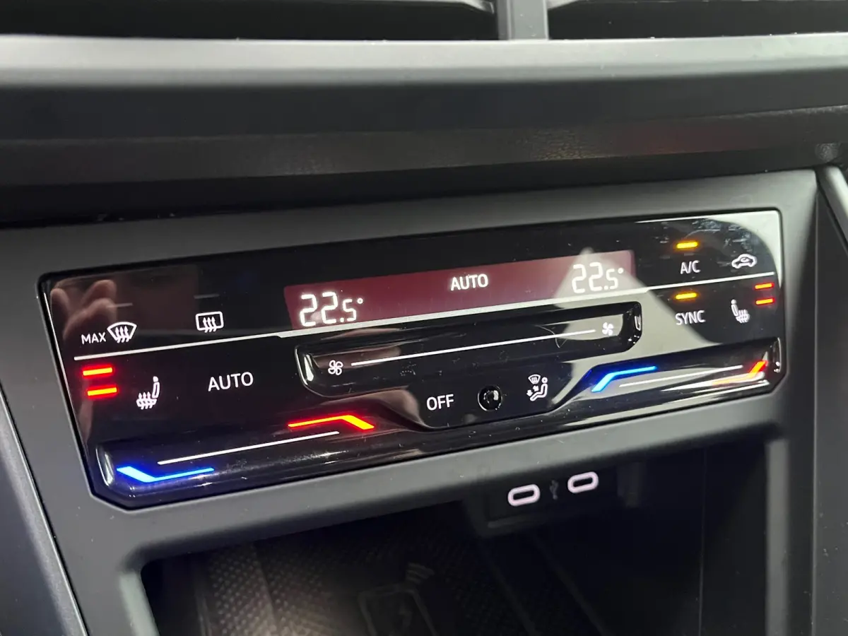 1.0 TSI 95PK R-Line Business | Adaptive Cruise | Draadloze Apple CarPlay | IQ Light | Stoelverwarming |