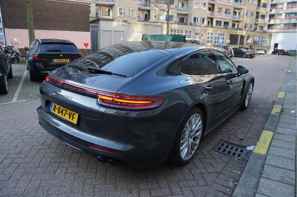 4.0 GTS V8 BiTurbo | Sport Chrono | Luchtvering | Panoramadak | Adaptive + Lane | 4x Memory Verwarming Koeling | Soft close | Sfeerverlichting | Nieuwprijs ca € 226.000,-