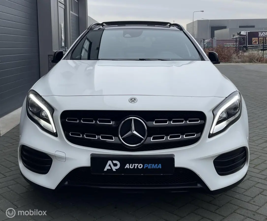 Mercedes-Benz GLA-Klasse 180 AMG Line Pano Camera