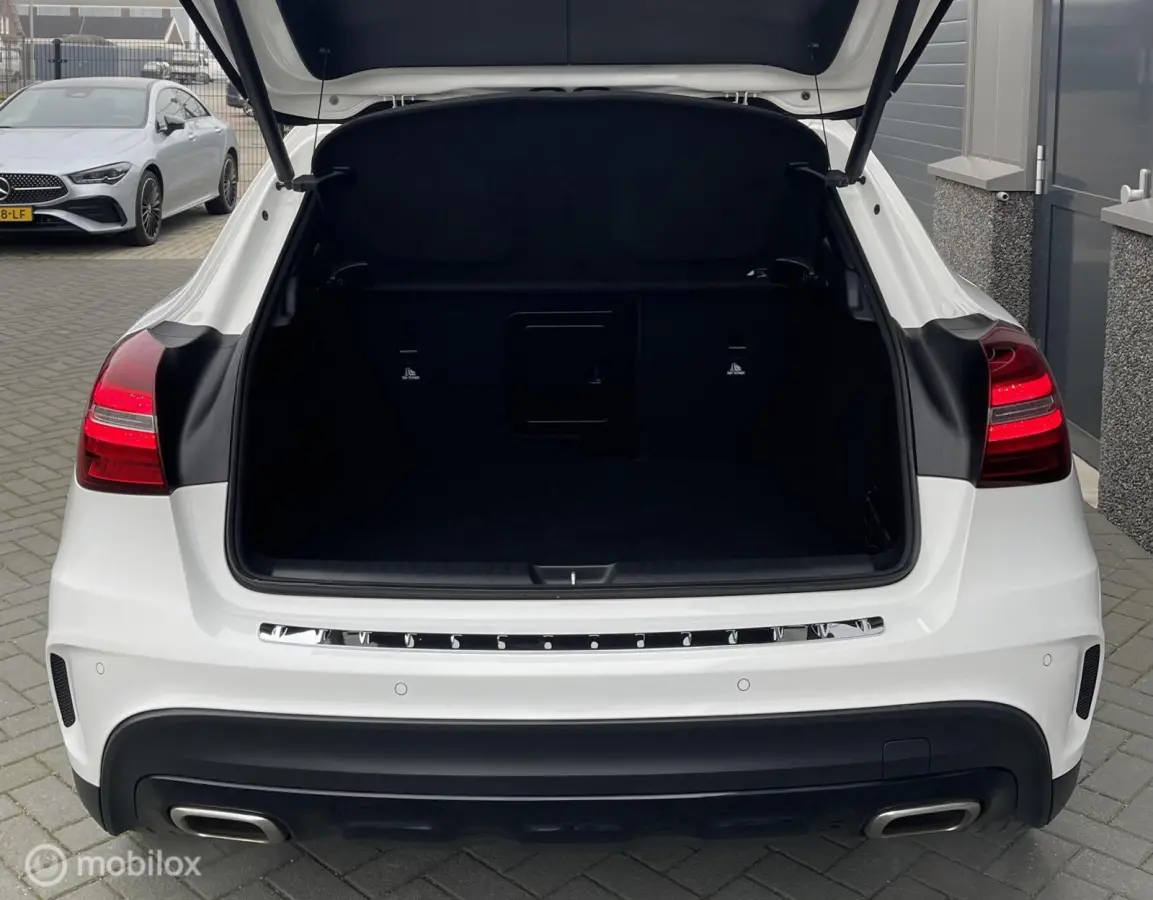 Mercedes-Benz GLA-Klasse 180 AMG Line Pano Camera