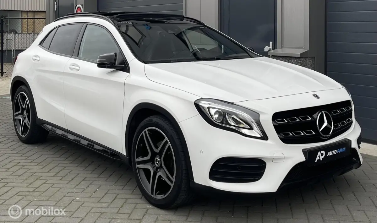 Mercedes-Benz GLA-Klasse 180 AMG Line Pano Camera