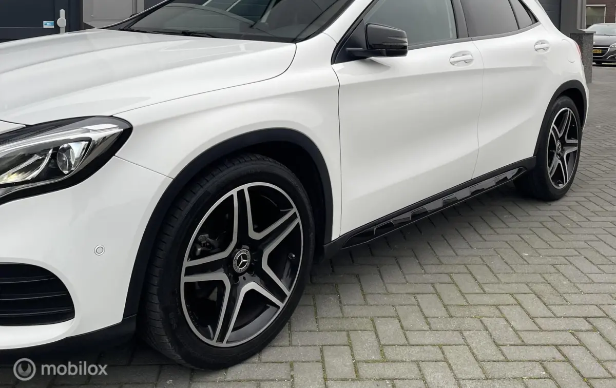 Mercedes-Benz GLA-Klasse 180 AMG Line Pano Camera