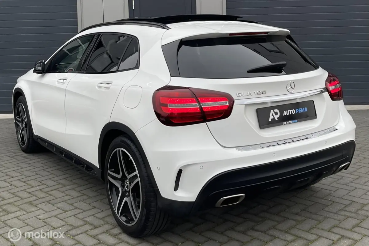 Mercedes-Benz GLA-Klasse 180 AMG Line Pano Camera