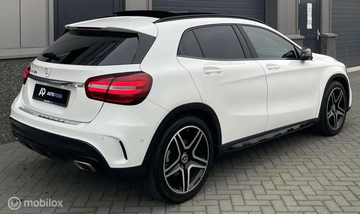 Mercedes-Benz GLA-Klasse 180 AMG Line Pano Camera