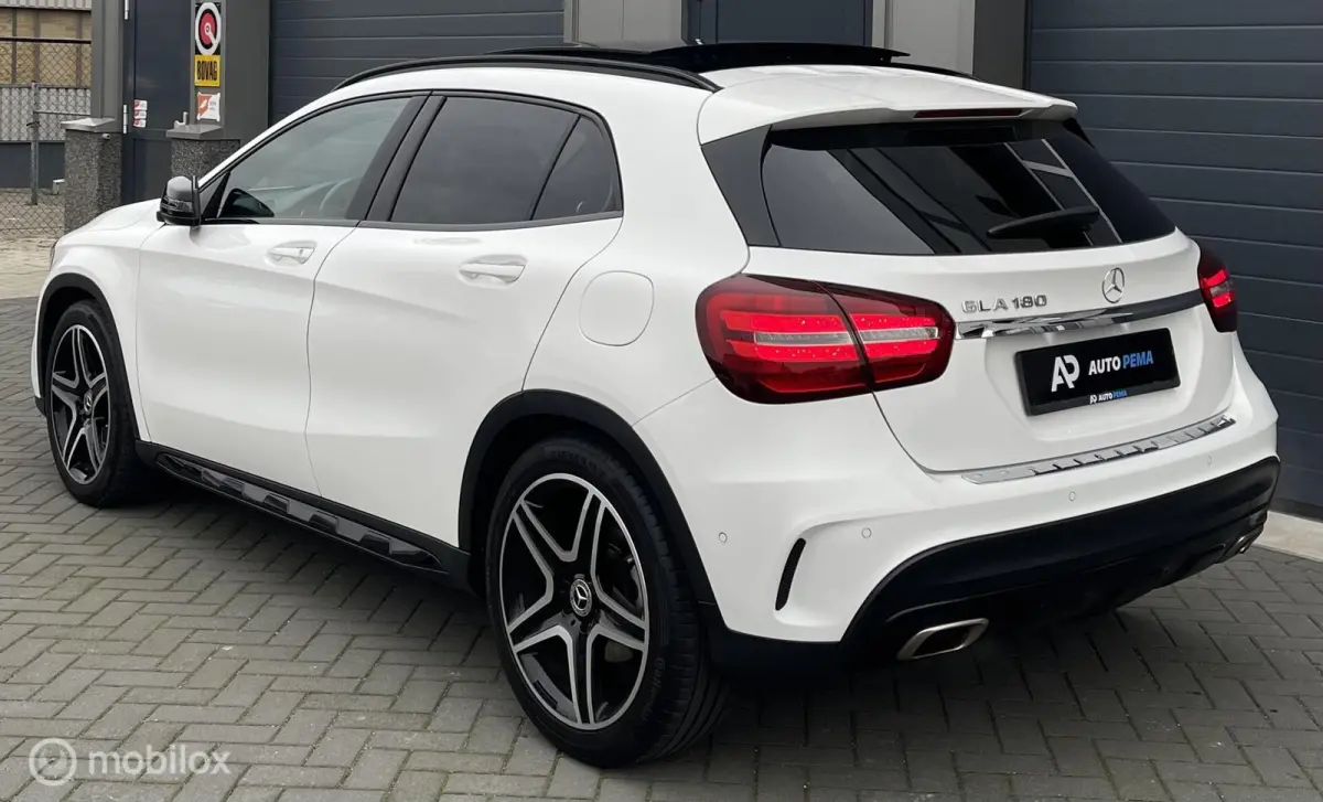 Mercedes-Benz GLA-Klasse 180 AMG Line Pano Camera