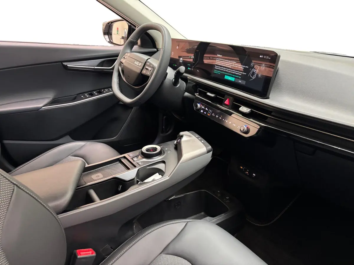 Light Edition 63 kWh Navigatie | Stoel + stuurverwarming | Achteruitrijcamera | Climate control |