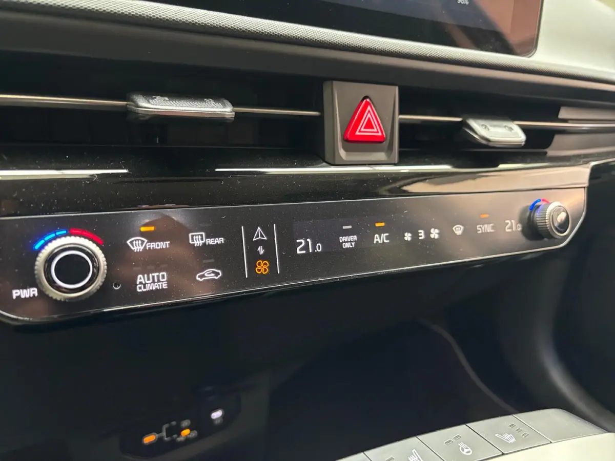 Light Edition 63 kWh Navigatie | Stoel + stuurverwarming | Achteruitrijcamera | Climate control |