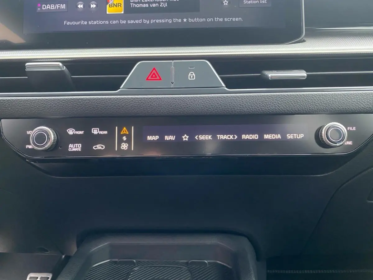 1.0 T-GDi MHEV GT-Line | Navigatie | Schuif/kantel dak | Stoel + Stuurverwarming | Cruise control | LM-Velgen | GT-Line
