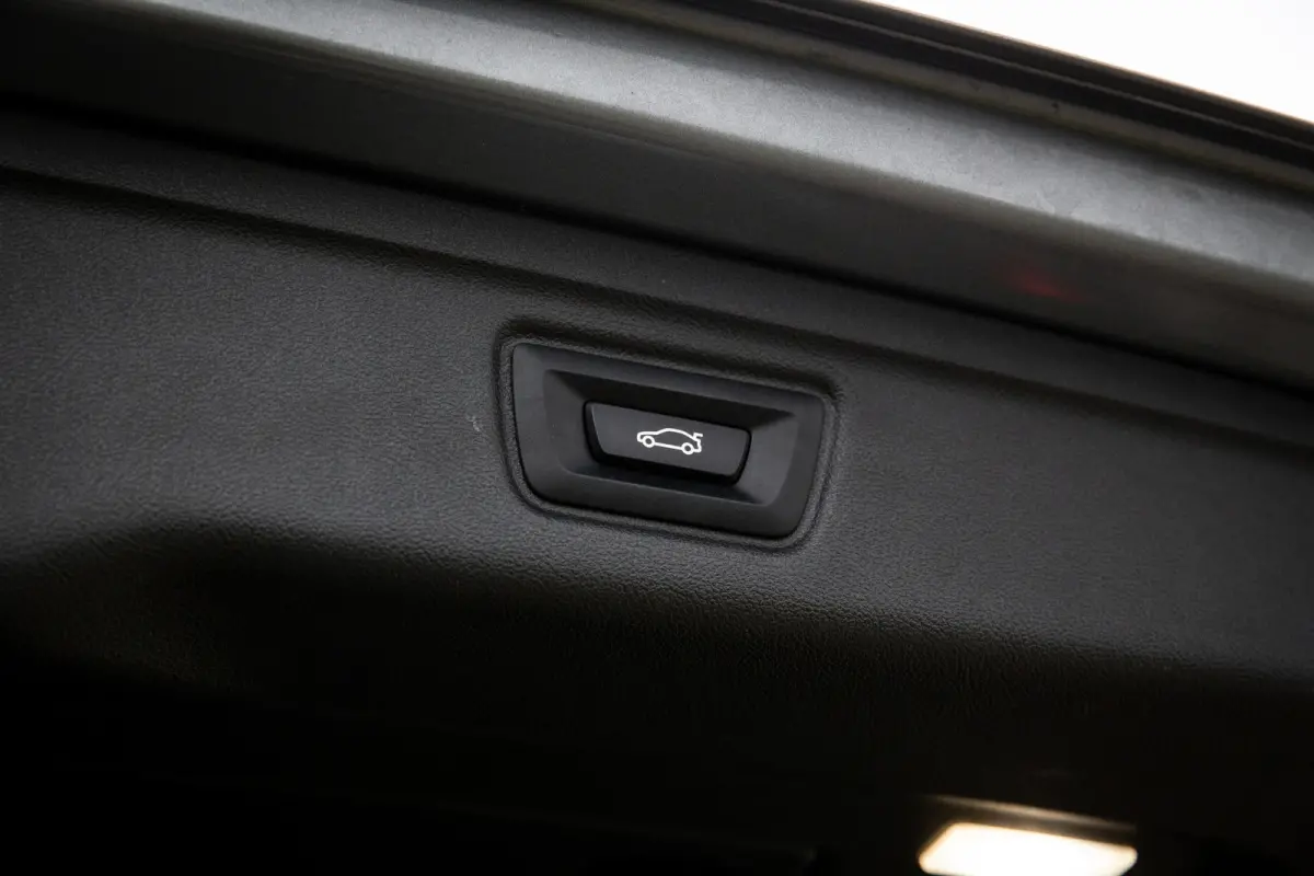 320e M-Sport , SOH 94% , Facelift!, Sfeerverlichting, Achteruitrijcamera