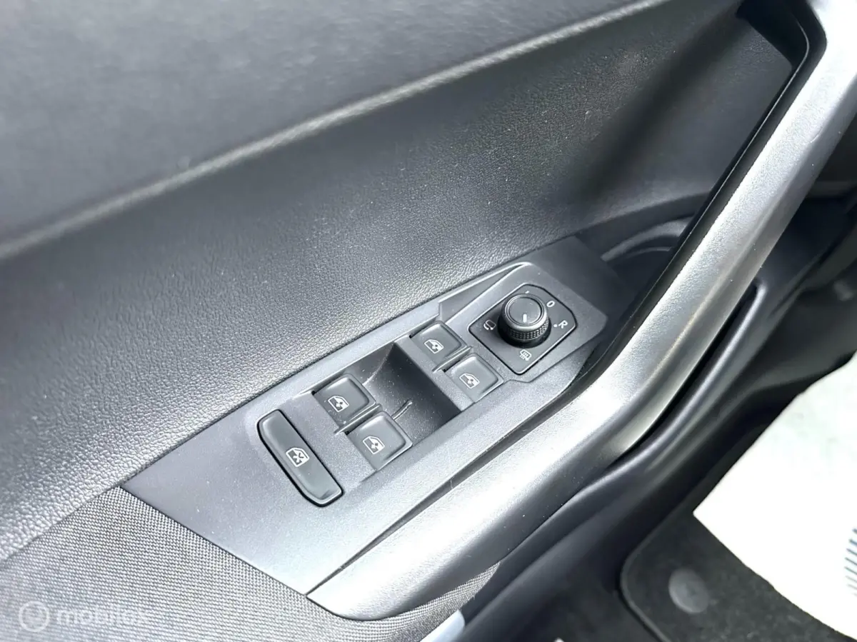 1.0 TSI 95pk Life Business NIEUW MODEL CLIMATE CONTROLE STOELVERWARMING CARPLAY NAVIGATIE ACHTERUITRIJ CAMERA MOOIE AUTO!!