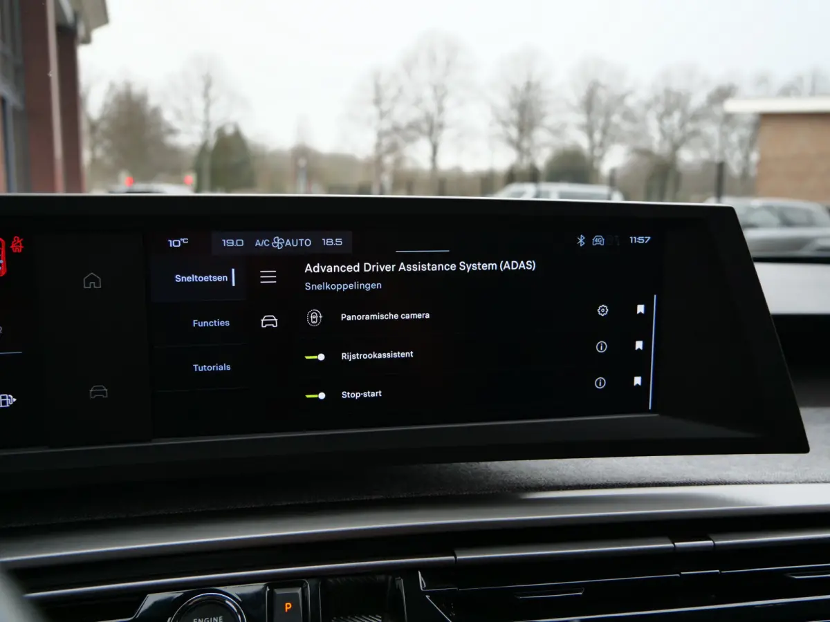 1.2 Hybrid 136 Pk Allure 7 persoons Automaat Camera / 19 inch / DAB / Apple Carplay