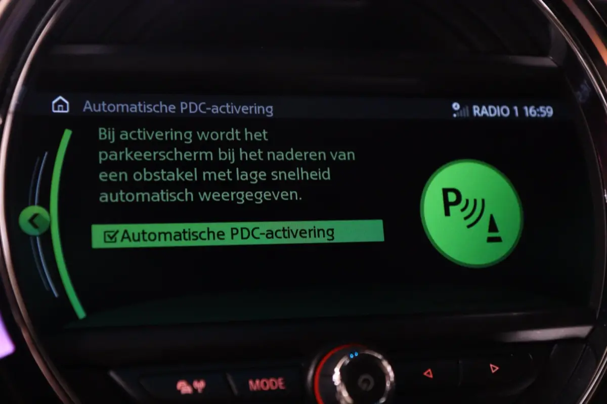 Mini 2.0 S JCW uitgevoerd/NAP/PANO/HUD/H-K/CARPLAY/STOELVER/VOL