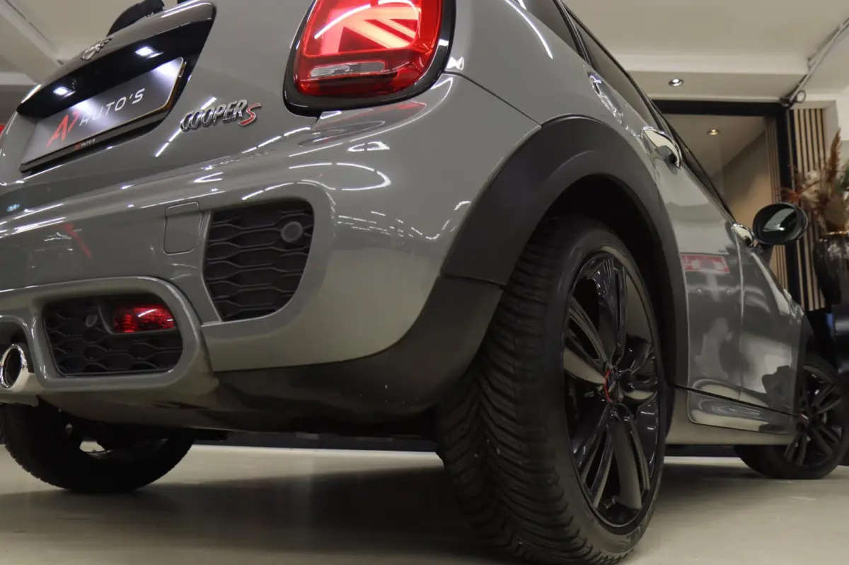 Mini 2.0 S JCW uitgevoerd/NAP/PANO/HUD/H-K/CARPLAY/STOELVER/VOL