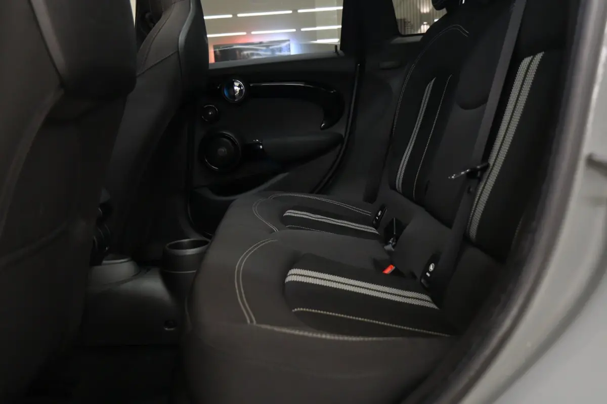 Mini 2.0 S JCW uitgevoerd/NAP/PANO/HUD/H-K/CARPLAY/STOELVER/VOL