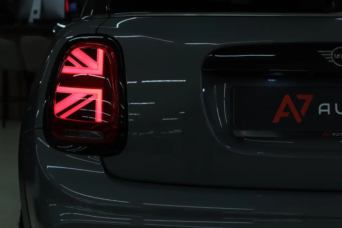 Mini 2.0 S JCW uitgevoerd/NAP/PANO/HUD/H-K/CARPLAY/STOELVER/VOL