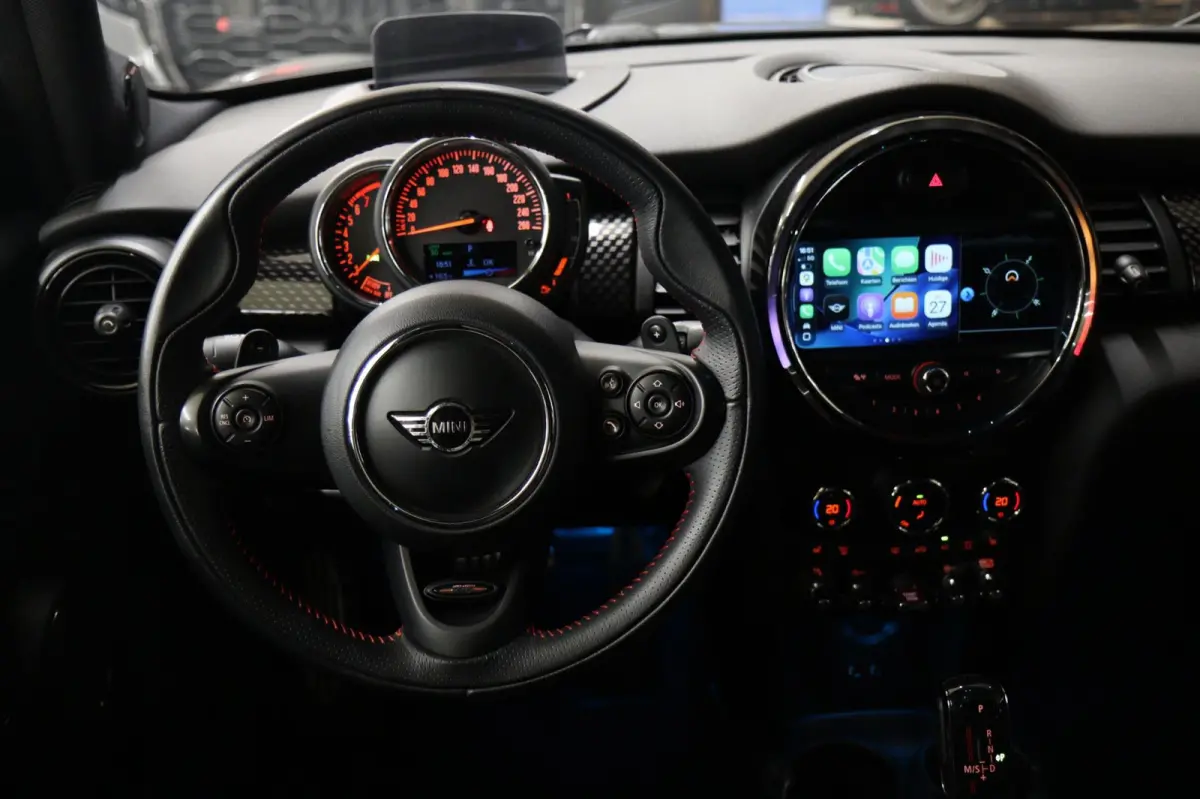 Mini 2.0 S JCW uitgevoerd/NAP/PANO/HUD/H-K/CARPLAY/STOELVER/VOL
