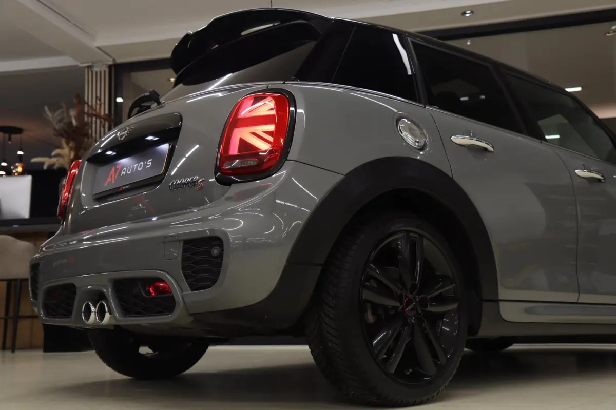 Mini 2.0 S JCW uitgevoerd/NAP/PANO/HUD/H-K/CARPLAY/STOELVER/VOL