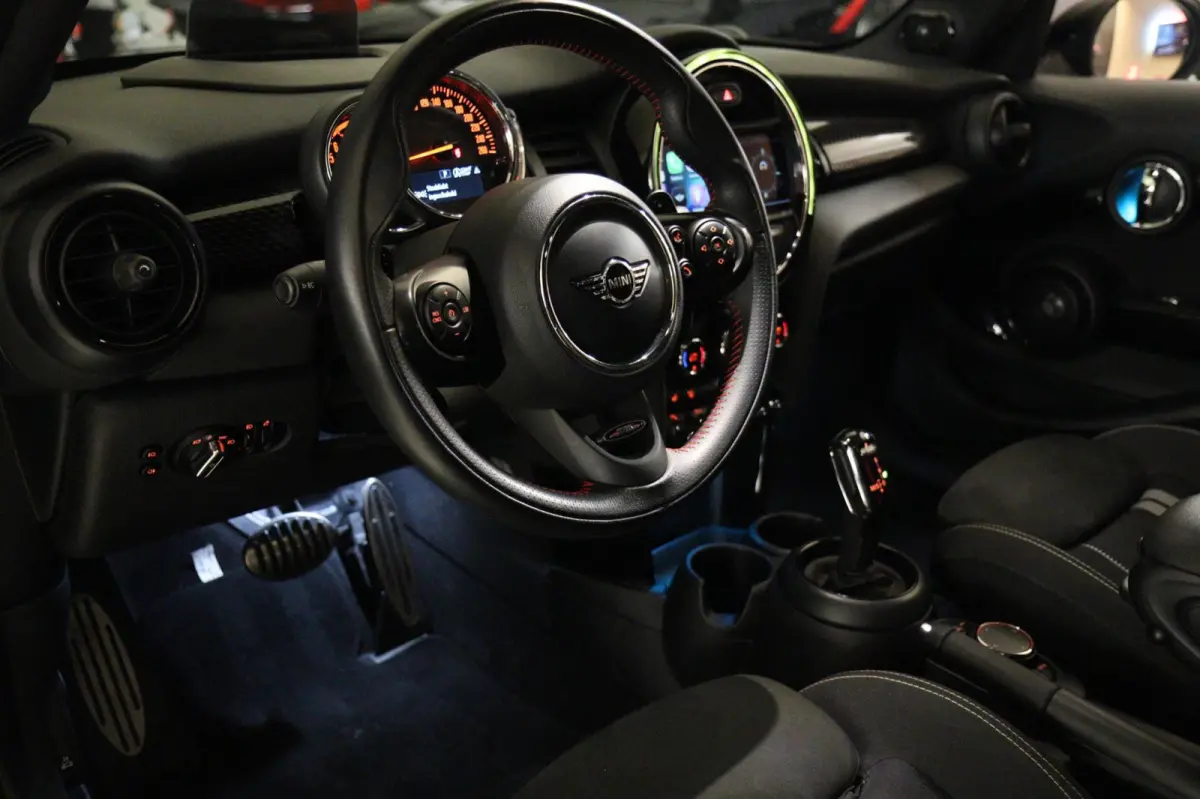 Mini 2.0 S JCW uitgevoerd/NAP/PANO/HUD/H-K/CARPLAY/STOELVER/VOL