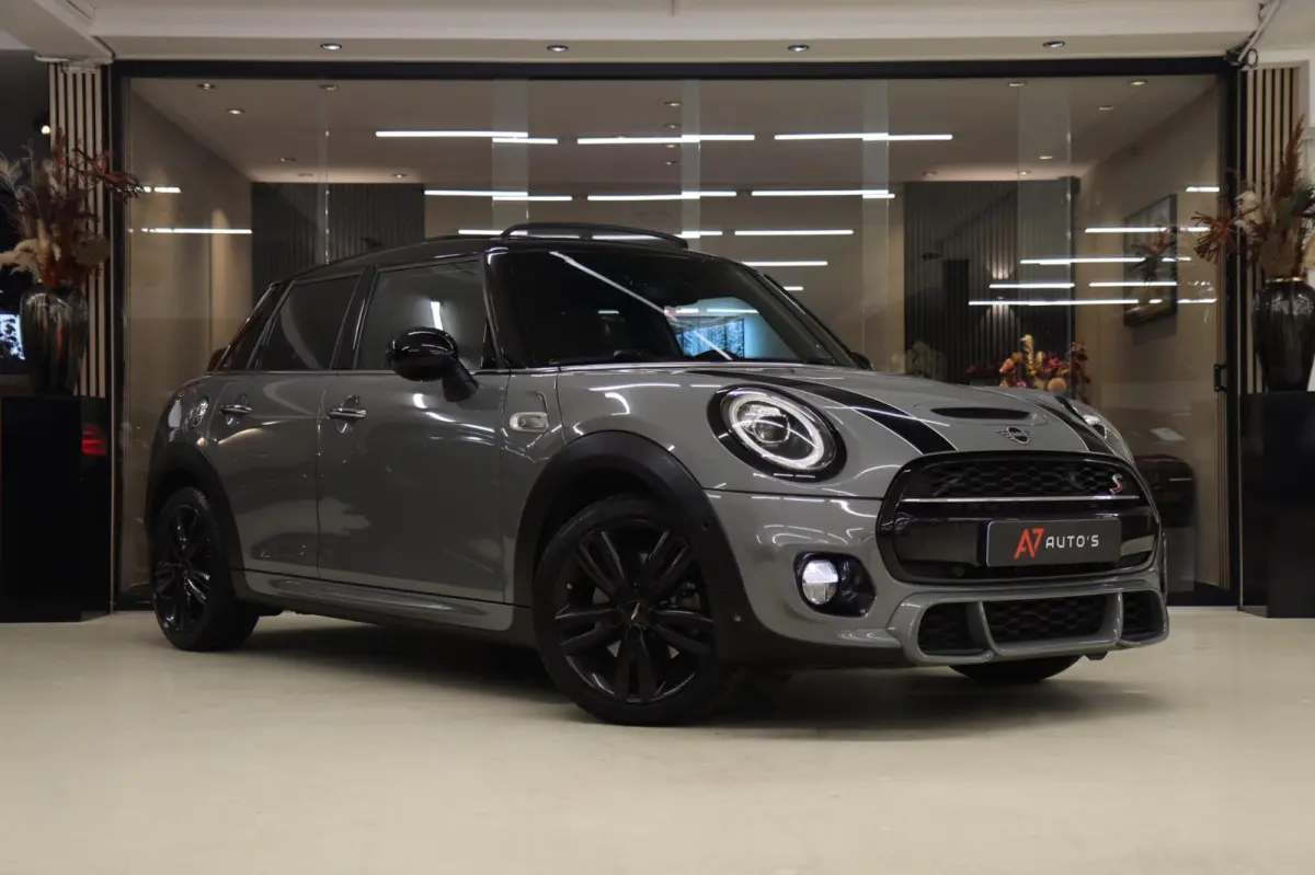 Mini 2.0 S JCW uitgevoerd/NAP/PANO/HUD/H-K/CARPLAY/STOELVER/VOL
