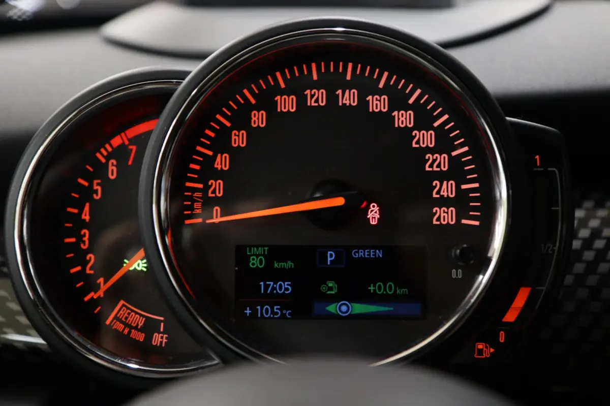 Mini 2.0 S JCW uitgevoerd/NAP/PANO/HUD/H-K/CARPLAY/STOELVER/VOL