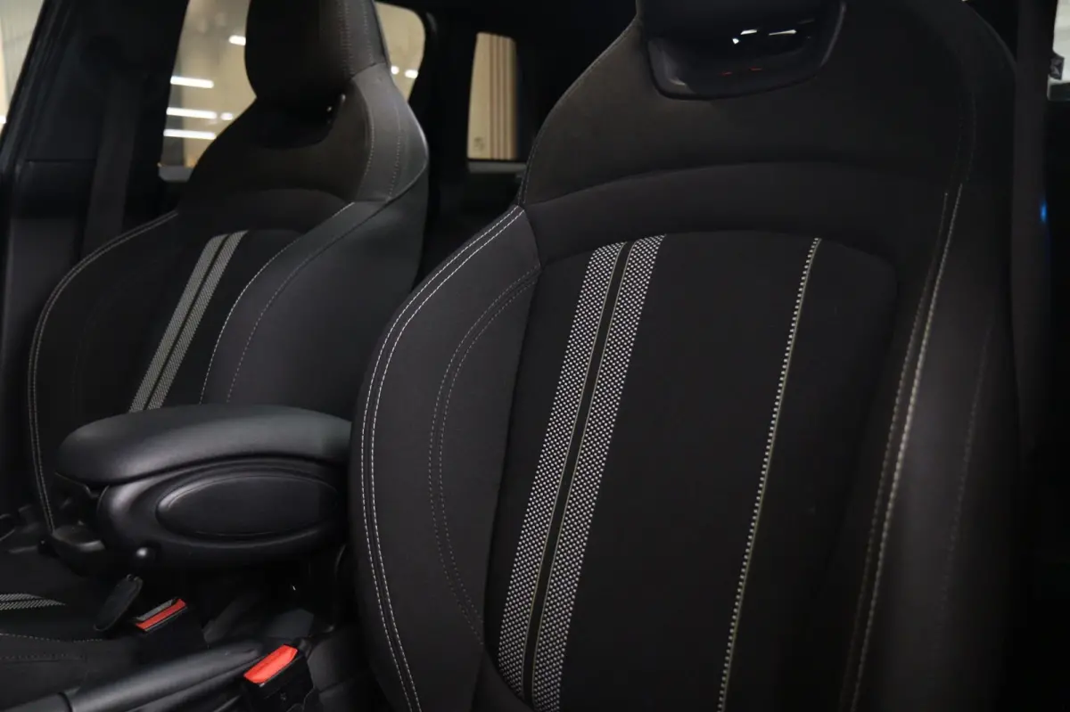 Mini 2.0 S JCW uitgevoerd/NAP/PANO/HUD/H-K/CARPLAY/STOELVER/VOL