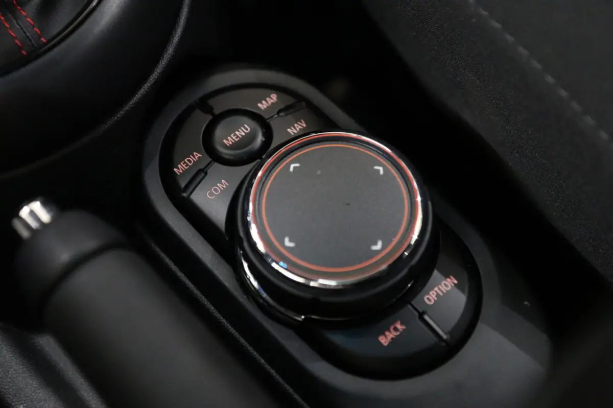 Mini 2.0 S JCW uitgevoerd/NAP/PANO/HUD/H-K/CARPLAY/STOELVER/VOL