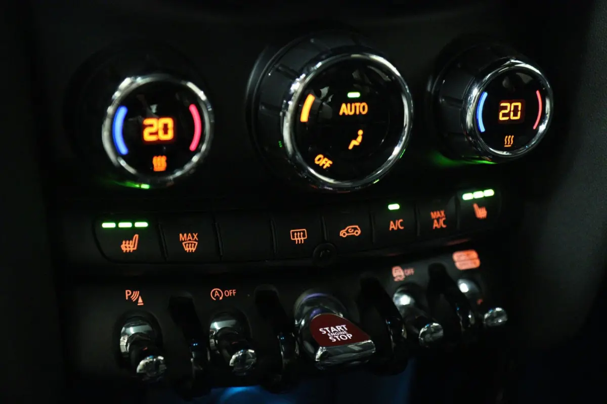 Mini 2.0 S JCW uitgevoerd/NAP/PANO/HUD/H-K/CARPLAY/STOELVER/VOL