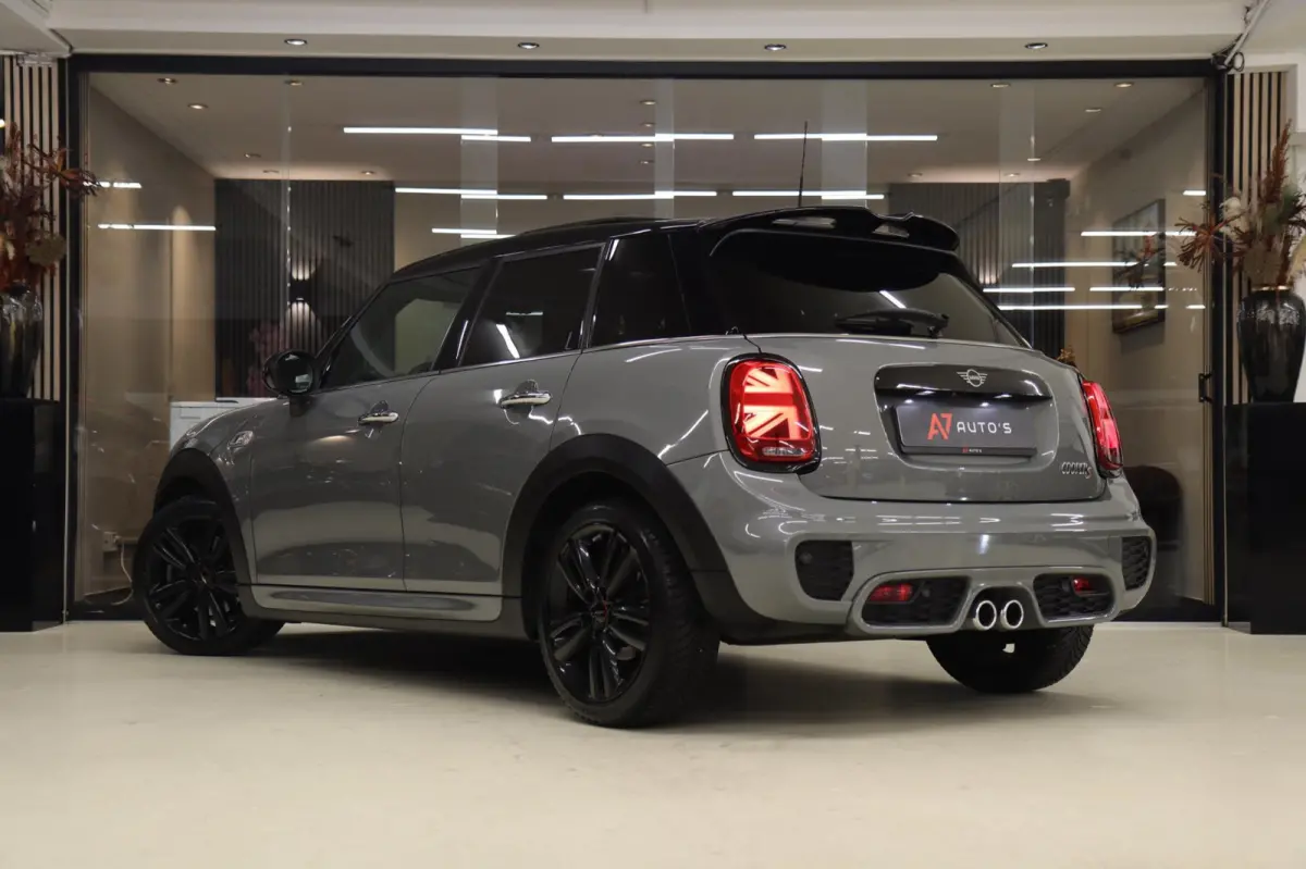 Mini 2.0 S JCW uitgevoerd/NAP/PANO/HUD/H-K/CARPLAY/STOELVER/VOL