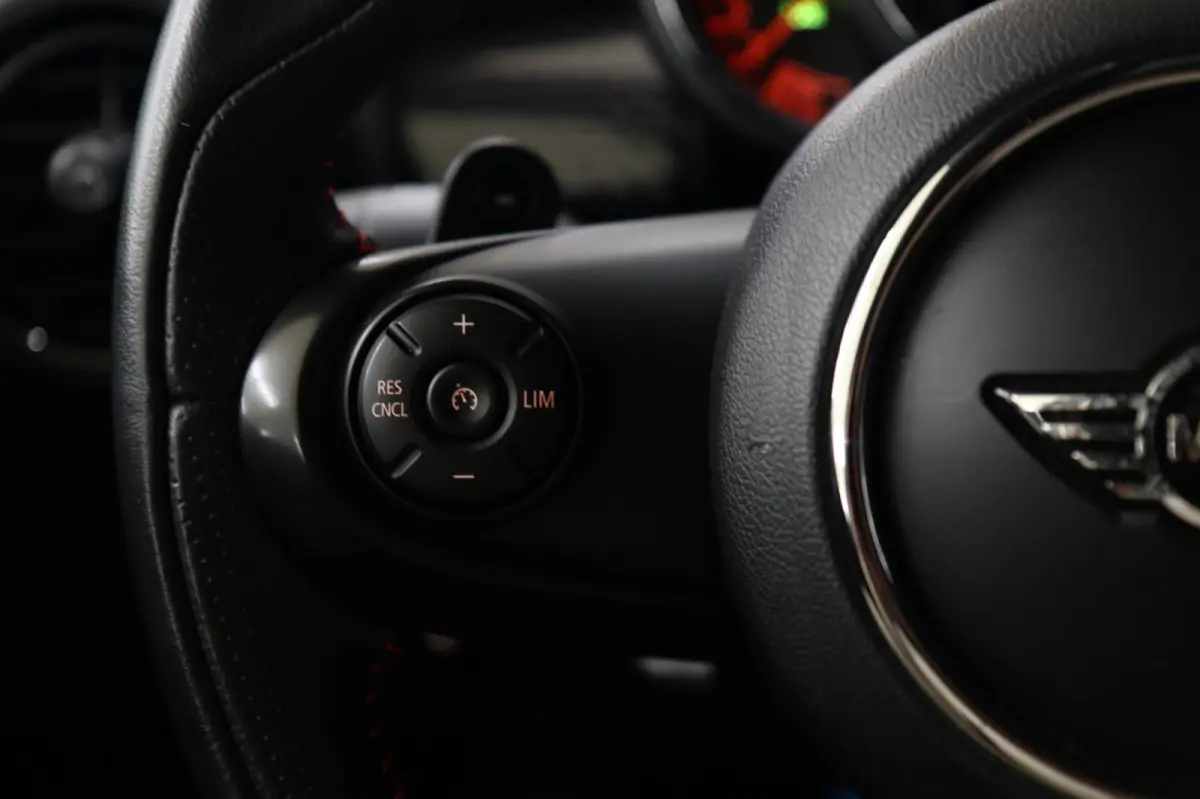 Mini 2.0 S JCW uitgevoerd/NAP/PANO/HUD/H-K/CARPLAY/STOELVER/VOL