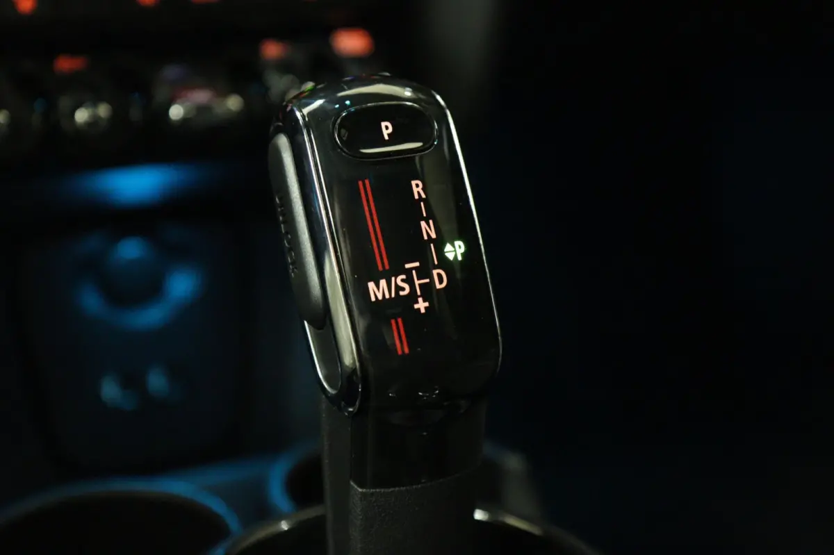 Mini 2.0 S JCW uitgevoerd/NAP/PANO/HUD/H-K/CARPLAY/STOELVER/VOL