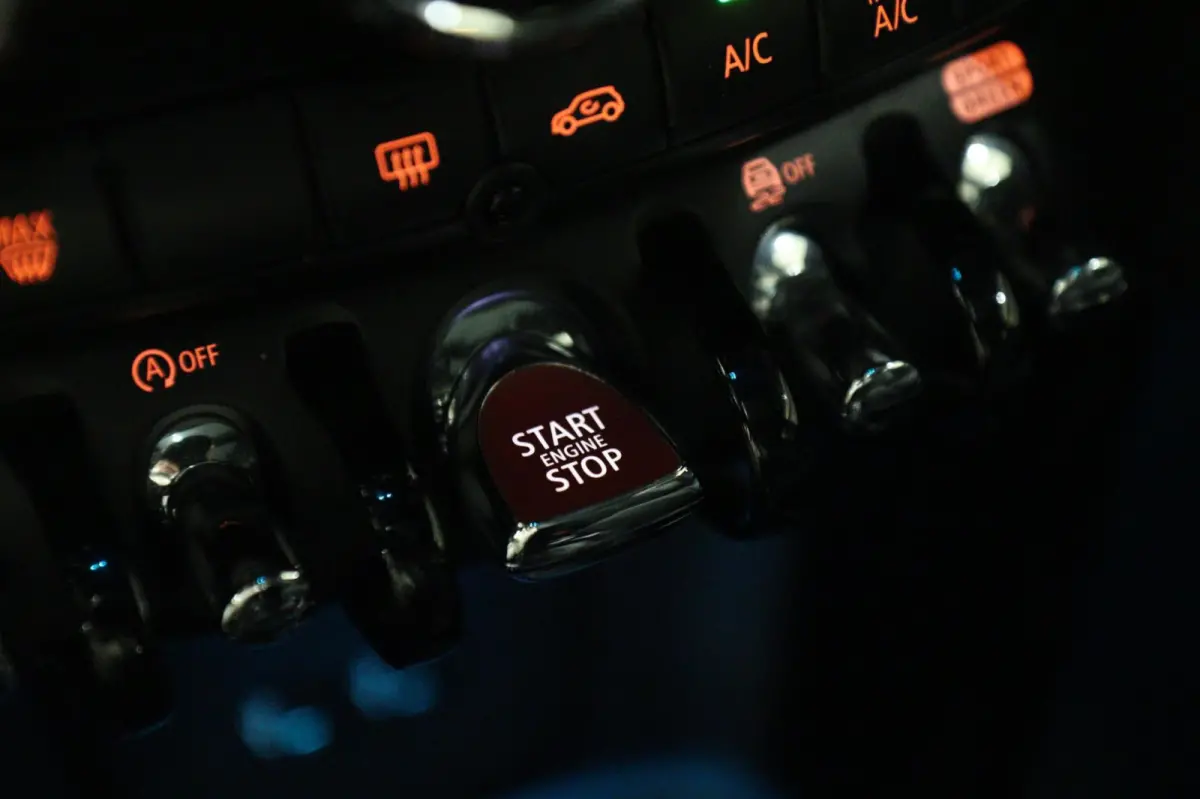 Mini 2.0 S JCW uitgevoerd/NAP/PANO/HUD/H-K/CARPLAY/STOELVER/VOL